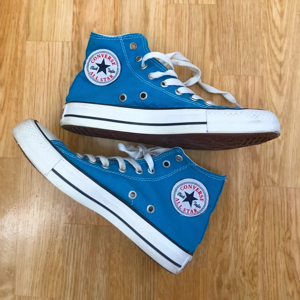 converse köpta på shpock, endast testade av mig och använda 1 gång av originalägaren. Första bilden är lånad, men resten är mina och där ser man färgen. OBS! Litet slitage/fel (se bild 3). Köparen står för frakt (+66kr)💕 Köp direkt för 299kr+frakt. Skor.