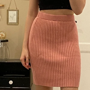 Shein ribbad kjol - Skitmysig ribbad kjol med resor i midjan❤️ Passar mig som vanligtvis har S/XS, men passar även större storlekar då den är otroligt stretchig! Frakten blir 500g spårbar frakt = 57kr. Aldrig använd!