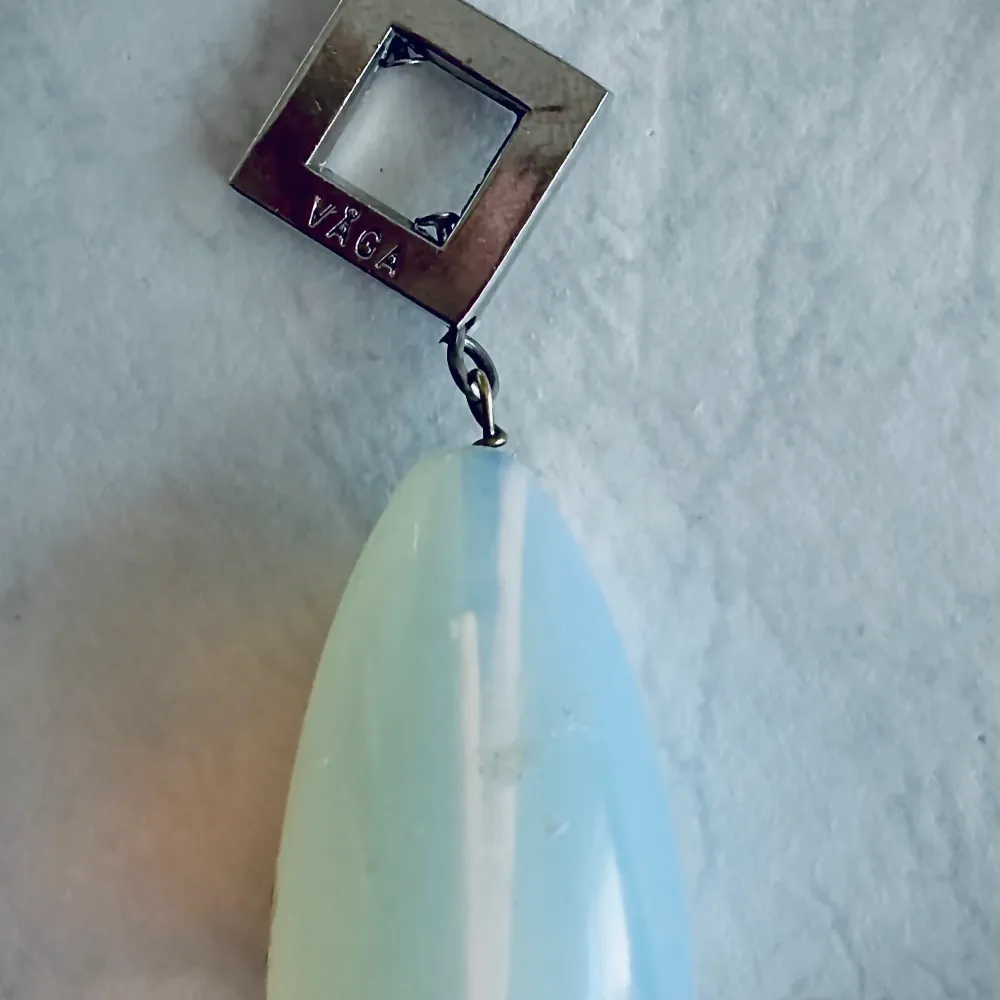 Halsband , suverkedja med droppformat ljusblått hänge . Länge på hänga 2.5 cm. Köpt på fabriken Jönköping . Design våga. . Accessoarer.