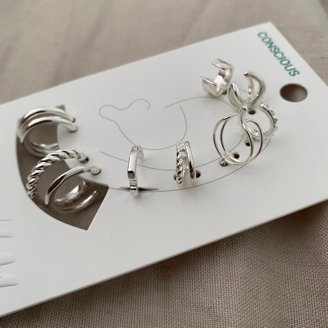 Earcuffs och örhängen i metall - 90