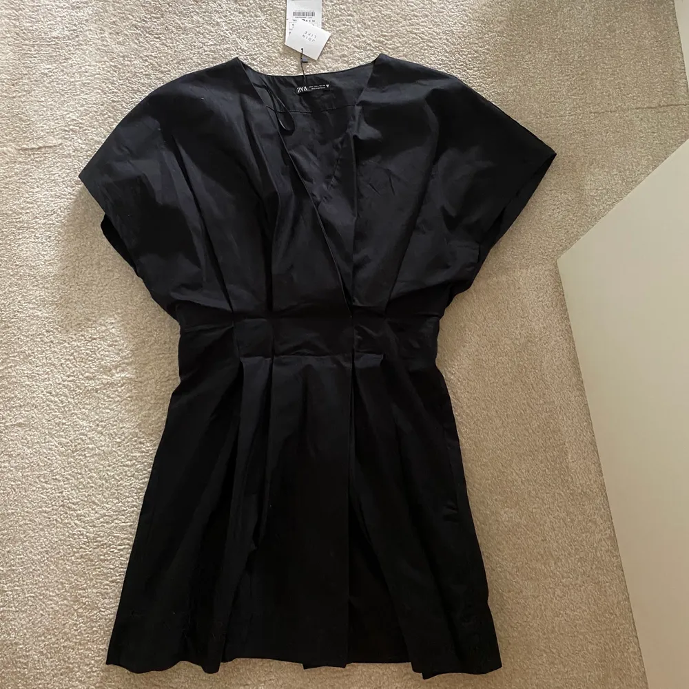 En svart fin klänning från Zara köpt i julas. Aldrig använd och prislapp kvar! . Klänningar.