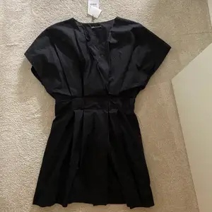 En svart fin klänning från Zara köpt i julas. Aldrig använd och prislapp kvar! 