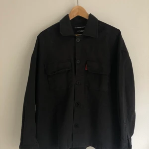 Overshirts, svart M - Svart overshirt i lite rejälare bomull. Sitter lite oversized på mig som är S-M och 1.72 lång.  Strl M, herrmodell