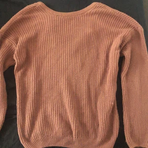 Mörkrosa stickad tröja storlek XS - Mörkrosa stickad tröja från Nakd storlek XS.💗 pris 200kr