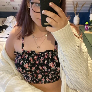 Sommartopp - Supersöt topp till sommaren, gå att ha men banden uppe men också som en bandeau topp💖