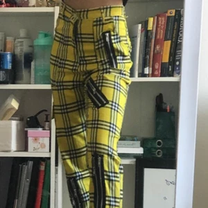 Gula byxor - Ett par gula byxor med svarta rutor och massor med dragkedjor. Den är har blivit för stor för mig. Har max användt 2-3gånger. 