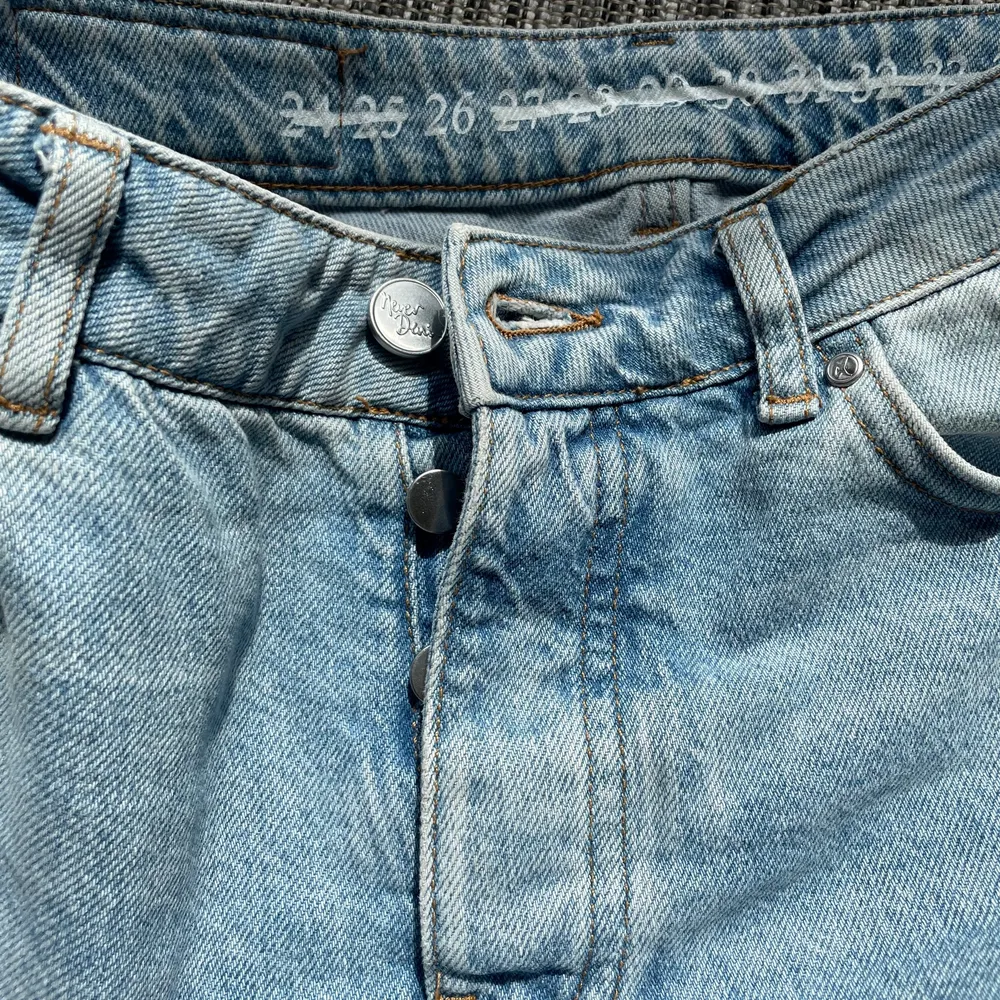 Jeans inköpta från Bik Bok i höstas! Säljer då de är lite stora för mig. Jeansen är strl 26 men känns mer som strl 27. Använda endast ett fåtal gånger, så i jättebra skick! Jag är 169 cm lång. 🤍🤍. Jeans & Byxor.