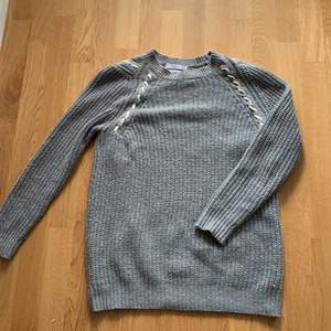 En grå oversized stickad tröja i storlek S från mango. Är i använt skick.