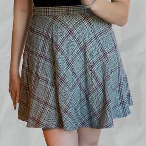 Köpte denna pläterad kjol från Beyond Retro, men är lite för liten :( Den är inte för kort men inte för lång och har en zip up på sidan. Skriv privat om du vill ha mer bilder 😇