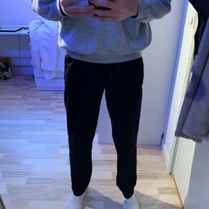 Kostymbyxor från H&M i strl eur 50 - Svarta kostymbyxor från H&M i storlek eur 50. Riktigt sköna och snygga byxor!! Byxorna är i bra skick och har inte använts mycket!! 