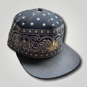 Cayler & Sons snapback keps - Skit snygg unik keps från Cayler & Sons med Marijuana x Bandana tema! Rekommenderar till folk med normalstort huvud eller större. För fler bilder kontakta mig 💯