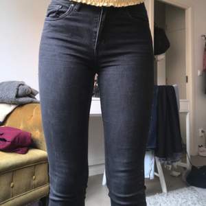 Snygga jeans från HM med fina detaljer på sidorna, mellan hög midja 