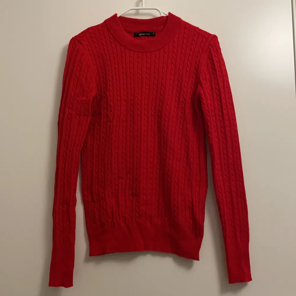 Röd kabelstickad tröja från Gina Tricot i storlek M. Mjukt och stretchigt material och endast använd ett fåtal gånger ❤️. Stickat.