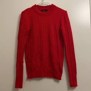 Röd kabelstickad tröja från Gina Tricot i storlek M. Mjukt och stretchigt material och endast använd ett fåtal gånger ❤️