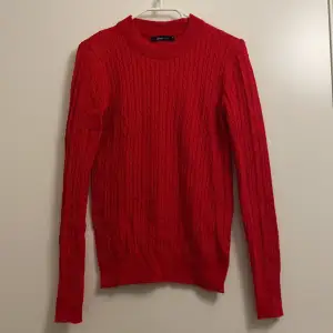 Röd kabelstickad tröja från Gina Tricot i storlek M. Mjukt och stretchigt material och endast använd ett fåtal gånger ❤️