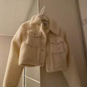 Teddyjacka - Kort teddyjacka från Linn Ahlborgs kollektion med NA-KD. Aldrig använd, endast testad