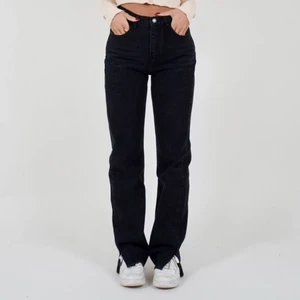 Venderbys jeans - Säljer mina superfina venderbys jeans med slits✨sitter helt perfekt och ger jättefin form🤍passar till alla möjliga plagg och enkla att styla!
