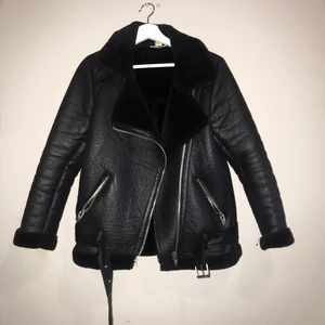 Bikerjacket stl34 - Säljer denna supersnygga fodrade bikerjacket från h&m. Säljer då den är lite för liten för mig. Inköpt för 1000kr, säljer för 500💕