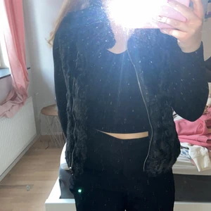 Zara kids - Jättefin och mjuk fuskpäls väst. Är för ålder mellan 11-12 men sitter fortfarande jätte fint på mig som är 16 år. Skulle säga att det är en XS. Jätte fin till allt! 