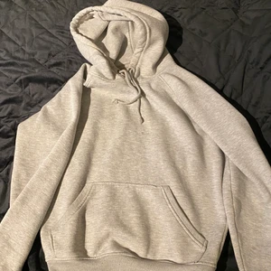 Grå Hoodie från BIKBOK - En hoodie jag nästan aldrig användt då jag fick den i present och ville ha en hoodie som var lite mer baggy. Bra skick och inga fläckar. Det är storlek XS men passar mig som både kan ha XS, S och M. Har tvättat den innan säljning. Säljer tröjan för 80kr men kan diskutera. Köparen står för frakten🥰