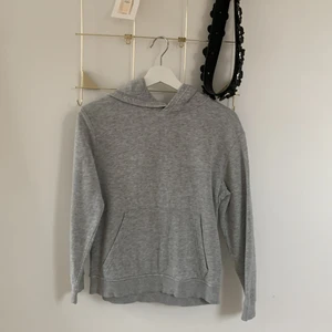 H&m tröja som inte går till Användning 💗 - Så fin hoodie som tyvärr inte går till användning längre 💗 säljer för 125 kr inklusive frakt💗 körde den för 125kr💗