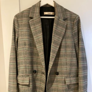 Mango kavaj  - Säljer en kavaj från mango jag köpte för cirka 4 år sedan. Kavajen i sig är superfin dock av någon konstig anledning tog jag bort vadderingen i axlarna när jag fick hem den.. så ja! Säljer för 250kr