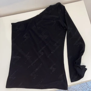 Topp  - En urgullig cool topp med blixtrar på som påminner extremt mkt om Stockholmstilen!! ❤️❤️