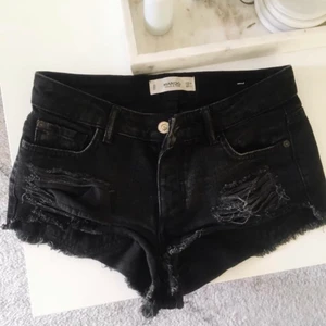 Shorts - I använt skick, inköpta på mango i Göteborg. 