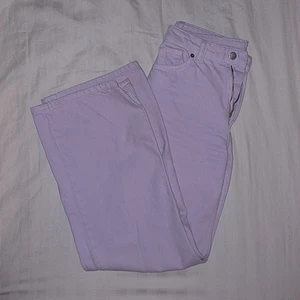 Lila jeans - Pastell lila jeans i modell Yoko från Monki. Verkligen så så fina men de är tyvärr fel storlek för mig. Är i väldigt bra skick. Hör av dig vid frågor eller om du vill ha fler bilder. 🌸