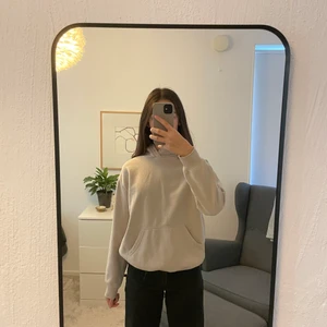 H&M beige basic hoodie - Hoodien är använd men fortfarande i bra skick. Tygget är tunt och lätt så hoodien är skön att ha närsomhelst. Färgen är sand beige. Jag är 170 cm och hoodien sitter väldigt bra. Nypris 200kr.
