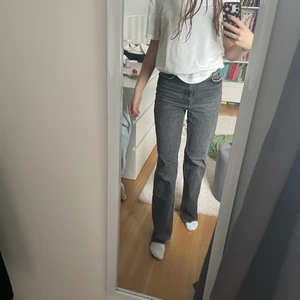 Gråa zara jeans - Säljer nu mina populär zara jeans i grå färg. Dem är i storlek 36. Hör av er vid intresse❤️