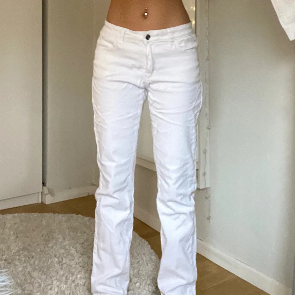 Snygga vita raka jeans med mid/low waist? Storlek 36, säljer då dom knappt kommer till användning tyvärr. Annars inget fel på dom. Hela och rena😊. Jeans & Byxor.