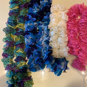 Olika scarfer .  - Olika långa scarfer i superbra fint skick . Den gröna går för 70+fraktkostnad 57kr. Den lite tyngre blå går för 75kr+66kr.Då den verkar väga lite mer . Den vita fina för 60 kr+fraktkostnad 57kr. Den rosa 60kr +fraktkostnad 57kr Ja de är superfina. Tar Swish 