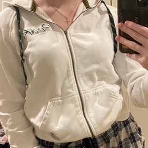 peak performance zip hoodie - vintage zip hoodie ifrån peak performance. dragkedjan har gått sönder men den går fortfarande att använda som man kan se på bilden🥰 vet inte exakt när den är köpt, säljer för 50kr + frakt.