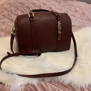 VALENTINO Väska - Väskan är karmosinröd och är köpt år 2019. Den är i bra skick. Nej, hunden är inte till salu :) 