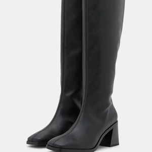 Stövletter Monki - Säljer ett par helt oanvända stövletter från Monki. Finns att hämta i Nacka Strand 