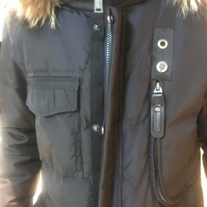 Hollies vinterjacka  - Min vän säljer sin hollies vinterjacka (kill modell). Jackan har varit i användning i två år och är i gott nytt skick. Jackan är i storlek 46, dessutom har jackan äkta päls. Den säljs för 2500kr. Skriv till mig för intresse!  