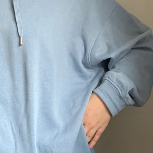 Bå hoddie  - Blå hoddie från hm, stor luva, lång i armen o oversized. Aldrig använda. Frakt tillkommer 