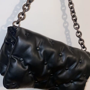 ZARA väska  - Säljer min superfina väska från ZARA, använt fåtal ggr men är i bra skick. 