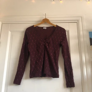 Vinröd mesh topp - Jätte fin vinröd mesh topp!! Själva cirklarna i mönstret är lite slitna men inget jag tängt på! Köparen står för frakten <33