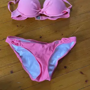 Jätte fin rosa bikini från något märke jag inte är så uppmärksam i🙈 endast testad 