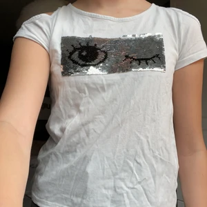 KappAhl T-shirt -  KappAhl T-shirt, använd nästan 4-5 gånger. Paljetterna kan man ändra. Man ser lite axlar också!💗☺️😃