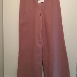 Rosabyxor från Zara  - Byxor från Zara, har aldrig använts då jag inte tycker om rosa. Färgen är i smutsrosa skulle jag säga. Storleken passar åt 13-15 åringar 