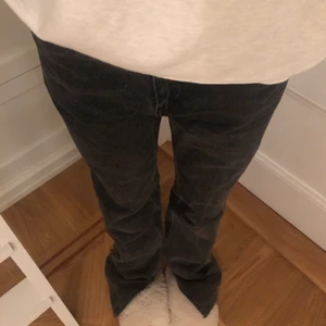 Lågmidjade jeans - Säljer mina gamla favorit zara jeans då dem tyvärr är för stora för mig. Gråa lösa lågmidjade jeans med en slits. Helt slutsålda. Säljer eller byter mot en 34!💞