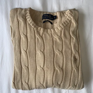 Kabelstickad tröja från Ralph Lauren - Tunnare kabelstickad från Ralph Lauren. Sparsamt använd, bra skick. Storlek xs. Jättefin färg. Nypris ca 1300. Säljes för 500. 