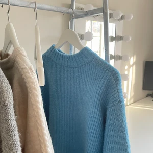 Stickad  - Super söt ljusblå stickad tröja💙 köpt här på Plick, fint skick! Kom privat för flera bilder💕💕 