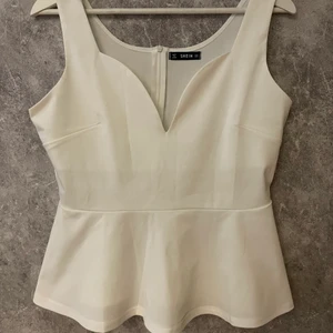 Peplum topp - Peplum topp från shein. Passar nog de med mindre bröst då ”andra” tyget vid bröstet inte går hela vägen ner för mig. Endast testad