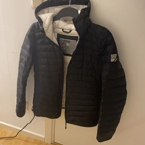 Svart vår/höstjacka  - Svart jacka som är vit inuti. Använt ganska många gånger och ena fickan är sönder så den funkar inte men man kan fixa. Köptes för 1400 men säljer för 800