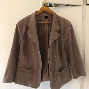 Kavaj / Jacka - Jättefin kavaj som tyvärr inte kommer till användning, köpt second hand. Fina detaljer i tyget, har fler liknande fynd ute.