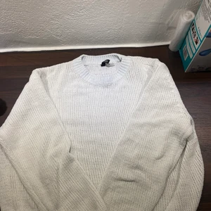 Vit tun stickad tröja från HM - En tunn stickad tröja i storlek S från H&M. Säljer den då den aldrig blir använd. Frakt ingår i priset☺️